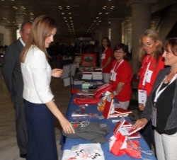 Doña Letizia visita la exposición de material y actividades de la Cruz Roja